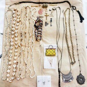 Costume Jewelry Shell & Other Necklaces Broochs Pendants read